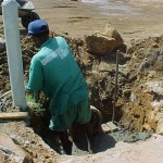 EMURB CONTINUA PAVIMENTANDO A RUA DISTRITO FEDERAL - Equipe da Emurb trabalha na pavimentação do local