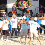 Ginástica na Praia atrai idosos ao Projeto Verão 2003  - Fotos: Abamel Eduardo  AAN
