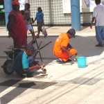 Instalação de piquetes nos calçadões irá evitar acesso de veículos de carga - Fotos: Abmael Eduardo  AAN