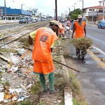 Emsurb faz recolhimento de entulhos da avenida Augusto Franco - Agência Aracaju de Notícias