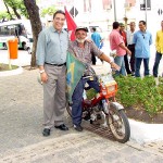 Prefeito recepciona pernambucano que viaja pelo país numa mobilete - Fotos: Abmael Eduardo  AAN