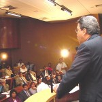 Prefeito faz um balanço da administração na primeira sessão da Câmara de Vereadores em 2003 - Fotos: Abmael Eduardo  AAN