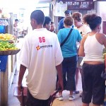 Auxiliares de compras do Mercado Albano Franco já usam uniformes doados pela Emsurb - Agência Aracaju de Notícias