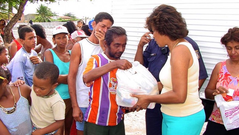 Secretária de Assistência Social entrega alimentos em bairros carentes da capital