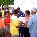 Secretária de Assistência Social entrega alimentos em bairros carentes da capital   - Fotos: Abmael Eduardo  AAN