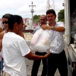 Prefeitura continua a distribuição dos alimentos arrecadados durante o Précaju 2003 - Fotos: Márcio Dantas  AAN