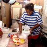 Prefeitura continua a distribuição dos alimentos arrecadados durante o Précaju 2003 - Fotos: Márcio Dantas  AAN