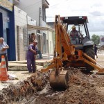 EMURB RECUPERA RUA DISTRITO FEDERAL - Moradores demonstram satisfação com os futuros resultados das obras de pavimentação na rua Distrito Federal