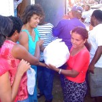 Prefeitura distribui cestas de alimentos para comunidade do Coqueiral - Fotos: Abmael Eduardo  AAN