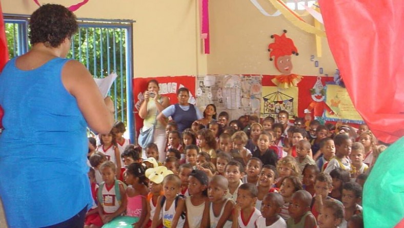 Crianças da rede municipal participam de projeto circense e teatral