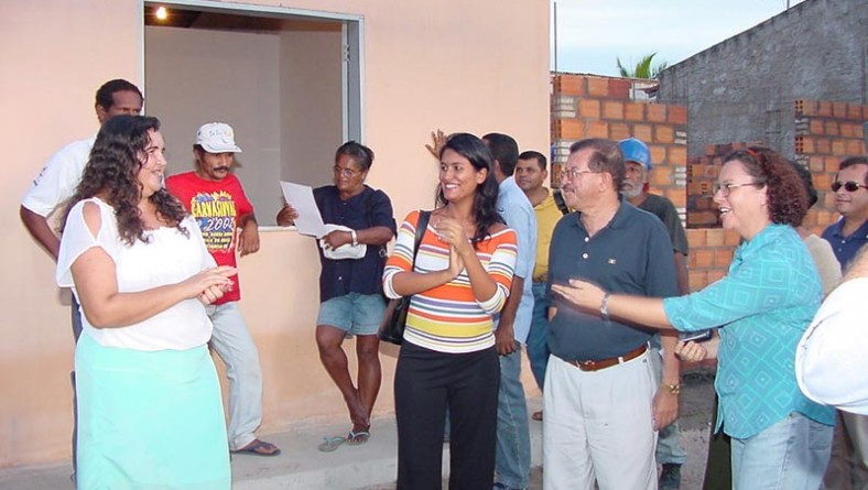 Prefeitura entrega a primeira casa erguida pelos alunos de Construção Civil na Coroa do Meio