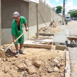 Prefeitura prossegue com obra de pavimentação na rua Distrito Federal - Fotos: Wellington Barreto  AAN