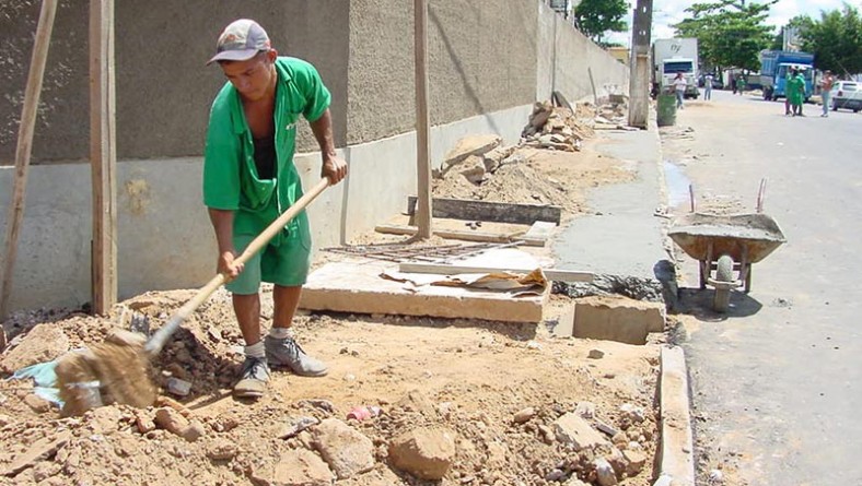 Prefeitura prossegue com obra de pavimentação na rua Distrito Federal