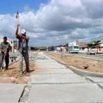 Calçadas e canteiros centrais são construídos na avenida Gasoduto - Fotos: Márcio Dantas  AAN