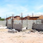 Construção de casas na Coroa do Meio será concluída ainda este mês - Fotos: Wellington Barreto  AAN