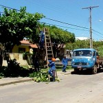 Equipes de limpeza da Emsurb atuam na praça da Imprensa - Agência Aracaju de Notícias