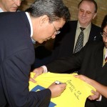 Camisa autografada pelo presidente Lula irá viabilizar fundos para o Fome Zero - Foto: Márcio Dantas  AAN