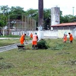 Equipes da Emsurb executam manutenção de praças e jardins do Bugio - Agência Aracaju de Notícias