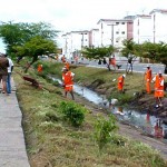 Emsurb intensifica limpeza de canais na cidade - Agência Aracaju de Notícias