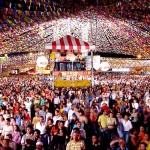 Praça dos mercados municipais já está com mais de 80 mil pessoas nessa madrugada - Fotos: Márcio Dantas  AAN  Clique na foto e amplie