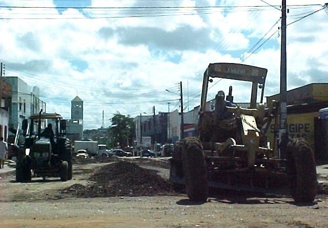 Emurb continua recuperando rua Distrito Federal