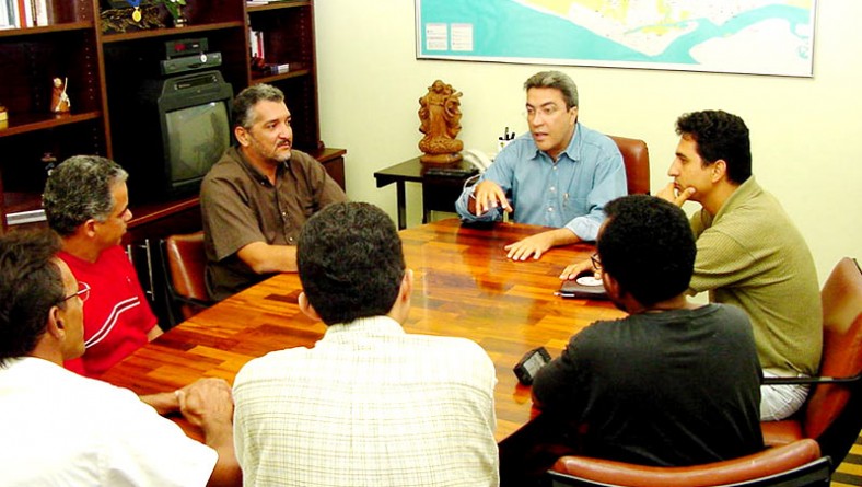 Dirigentes do PT e vereador da Barra dos Coqueiros visitam prefeito de Aracaju