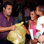 Prefeitura de Aracaju entrega cestas básicas a excatadores de lixo - Fotos: Márcio Dantas  AAN