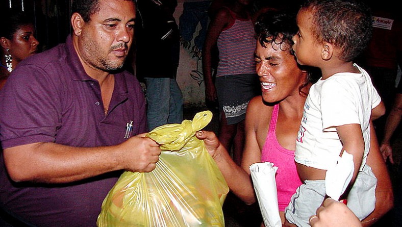 Prefeitura de Aracaju entrega cestas básicas a ex-catadores de lixo