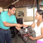 Prefeitura de Aracaju entrega fardamentos aos excatadores da lixeira do bairro Santa Maria - Fotos: Abmael Eduardo  AAN  Clique na foto e amplie