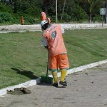 Agentes da Emsurb trabalham na limpeza da avenida Heráclito Rollemberg  - Agência Aracaju de Notícias  Clique na foto e amplie