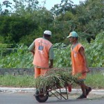 Agentes da Emsurb trabalham na limpeza da avenida Heráclito Rollemberg  - Agência Aracaju de Notícias  Clique na foto e amplie