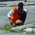 Emsurb prepara ruas do bairro Siqueira Campos para o desfile das escolas municipais - Ruas do bairro estão sendo limpas para o desfile de domingo