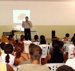 Adolescentes do Projeto Criança Cidadã participam de palestra sobre drogas - Fotos: Wellington Barreto  AAN  Clique na foto e amplie