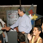 Prefeito inaugura obras de drenagem e pavimentação no bairro América - Prefeito é recebido com festa pelos moradoresFotos: Márcio Dantas  AAN