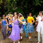 Apresentação dos alunos de teatro da Escola de Artes chama a atenção das pessoas no Centro da cidade - Fotos: Wellington Barreto  AAN  Clique na foto e amplie
