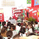 Moradora mais antiga do Santos Dumont conta histórias a crianças da Escola Maria Clara Machado     - Fotos: Abmael Eduardo  AAN  Clique na foto e amplie