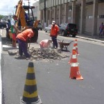 Emurb trabalha contra alagamentos em vários pontos da cidade - Equipe trabalha na limpeza de drenagem na av. Coelho e Campos