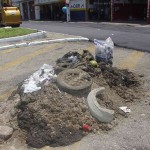 Emurb trabalha contra alagamentos em vários pontos da cidade - Equipe trabalha na limpeza de drenagem na av. Coelho e Campos