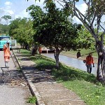 Emsurb executa limpeza manual de canais em vários bairros de Aracaju - Equipes da Emsurb atuam no Santa Lúcia