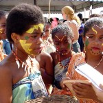 Alunos da rede municipal de ensino comemoram a participação no Desfile Cívico 2003 - Fotos: Wellington Barreto  AAN  Clique na foto e amplie