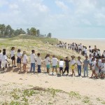 Alunos da escola Tenisson Ribeiro vão à praia para aprender a preservar o meioambiente - Foto: Márcio Dantas  AAN  Clique na foto e amplie