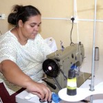Cooperativa de costureiras mantida pela prefeitura garante emprego e renda a moradoras da Coroa do Meio - Fotos: Wellington Barreto  AAN  Clique na foto e amplie
