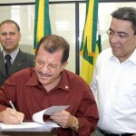 Prefeito assina convênio junto a CEF beneficiando pessoas de baixa renda - Fotos: Márcio Dantas  AAN  Clique na foto e amplie