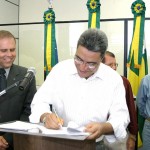 Prefeito assina convênio junto a CEF beneficiando pessoas de baixa renda - Fotos: Márcio Dantas  AAN  Clique na foto e amplie