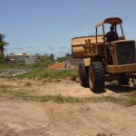 Emurb atende população e realiza abertura de rua na Coroa do Meio - Equipes trabalham na abertura da rua