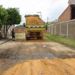 Ruas de loteamentos na Farolândia estão sendo terraplenadas pela Emurb - Terraplenagem trará melhorias na qualidade de vida dos moradores do bairro Farolândia. Fotos: Meme Rocha.