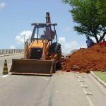 Emurb executa ação emergencial no viaduto da Tancredo Neves - Equipes detectaram o problema na estrutura da ponte