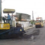 Principal avenida do conjunto Dom Pedro está de asfalto novo - Equipe finaliza os serviços na avenida Alcides Fontes