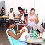 Curso de corte e costura transforma a vida de excatadoras de lixo do bairro Santa Maria - Fotos: Abmael Eduardo  AAN  Clique na foto e amplie