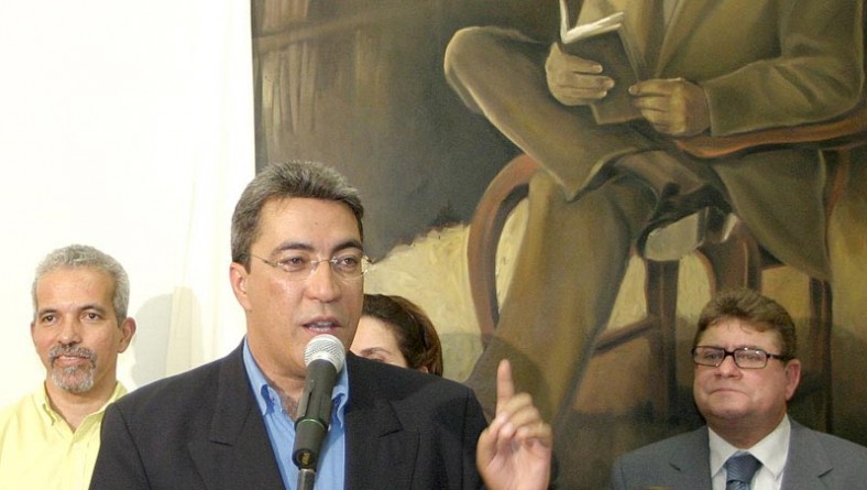 Biblioteca Clodomir Silva abre as portas para a sociedade